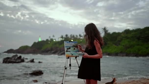 Donna Creativa Abito Nero Lavora Sulla Tempestosa Arte Spiaggia Artista — Video Stock