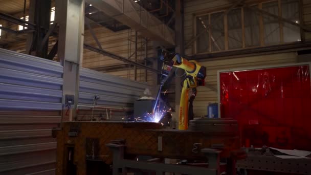 2021年9月23日 乌克兰的Mariupol 岩浆工厂 在由技术人员监督的工厂自动化制造过程中 工业焊接机器人臂对金属部件进行精密弧焊 — 图库视频影像