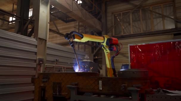 2021年9月23日 乌克兰的Mariupol 岩浆工厂 机械手精密弧焊金属在制造厂中的应用 操作人员的安全监督过程 — 图库视频影像