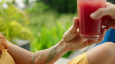 El kartları ferahlatıcı içecekler, bayan yudumları, lüks tatil beldelerinin tadını çıkarıyor. Kızıl saçlı kadın tropikal ortamda havuz başında dinlenir, karpuz kokteyli içer. Yeşil yapraklar yaz mutluluğunu tamamlıyor.