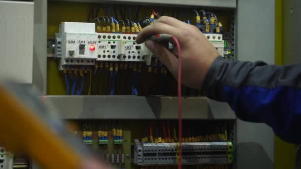 2021年9月23日 乌克兰的Mariupol 岩浆工厂 专业电工在机柜中测试自动化装置熟练的技术校准电路和机械系统控制面板 — 图库视频影像