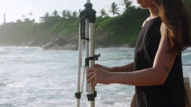 해안선은 창의력에 영감을줍니다 예술가는 그림을 햇볕이 해변에서 이젤을 준비합니다 프로세스 — 비디오