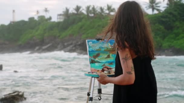 Las Olas Estrellan Inspiran Pintora Mujer Sesión Arte Aire Libre — Vídeo de stock