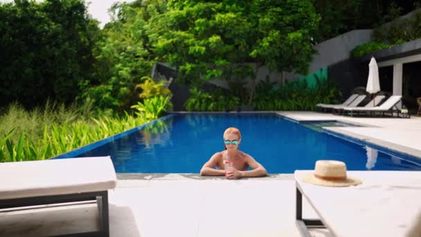 Soloreiziger Geniet Van Luxe Resort Voorzieningen Elegante Vrouw Nipt Cocktail — Stockvideo