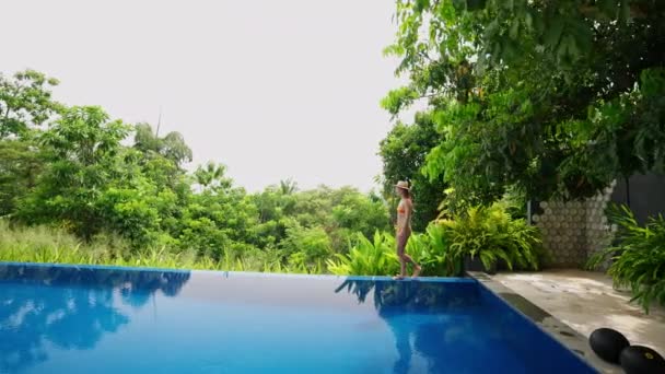 Boş Zamanların Yan Görüntüsü Huzurlu Bir Tatil Ortamı Mayo Giymiş — Stok video