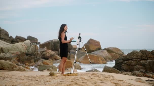 Vítr Fouká Vlny Narážejí Skalnaté Pobřeží Umělec Vytváří Umělecká Díla — Stock video