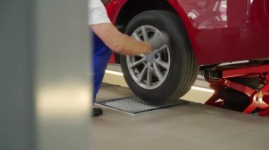 Araba denetimi, profesyonel teknisyenlerin bakımı yol güvenliğini ve güvenilirliği sağlar. Otomatik mekanik, hidrolik oyun detektörü ile araç süspansiyonunu dener, garajdaki direksiyon tepkisini kontrol eder