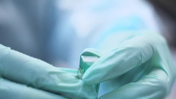 Nahaufnahme Eines Zahnimplantats Den Händen Des Zahnarztes Oralchirurg Zeigt Titan — Stockvideo