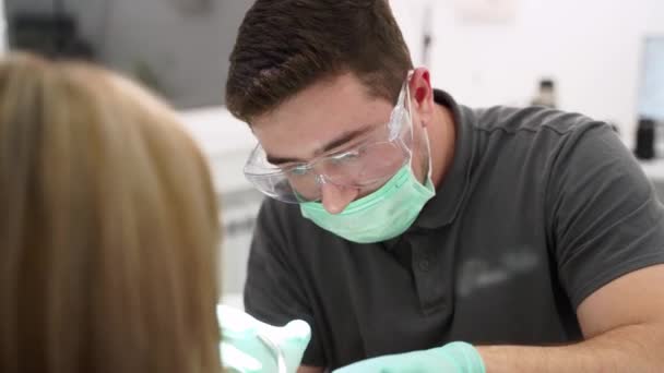 Επαγγελματίας Οδοντίατρος Προστατευτικά Γυαλιά Μάσκα Που Βγάζει Ένα Δόντι Συμπυκνωμένος — Αρχείο Βίντεο