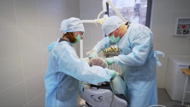 Oraal Chirurg Assistent Installeren Tandheelkundige Implantaten Moderne Medische Kliniek Tandimplantatie — Stockvideo