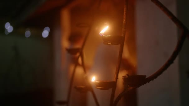 Devotos Oferecem Orações Vagas Espaço Sagrado Sereno Lâmpadas Óleo Queimam — Vídeo de Stock