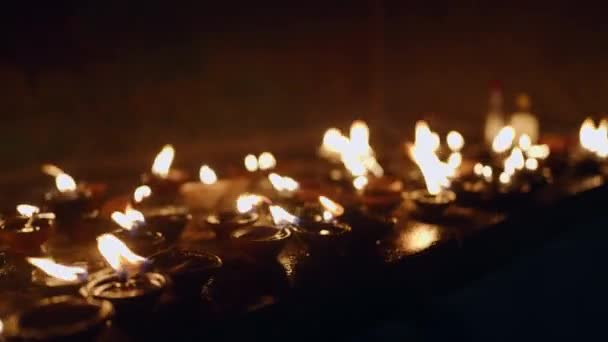 의식의 일환으로 목소리 불꽃을 피운다 조용한 사원에서 황혼에 빛나는 깜박임 — 비디오