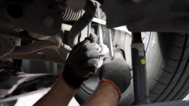 技術者は正確なタイヤの調節のための車の懸濁液の用具を使用します 自動車メカニックは サービスガレージで車輪の配置を調整します ワークショップワーク メンテナンスプロセス詳細 — ストック動画