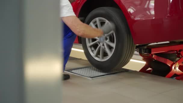 Inspeção Carro Manutenção Por Técnico Profissional Garante Segurança Rodoviária Confiabilidade — Vídeo de Stock