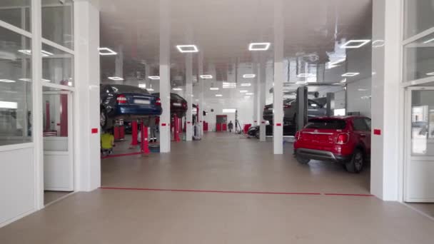 Arbetstagare Utför Bilreparationer Diagnostik Rengöring Modernt Bilservicecenter Med Fordon Hissar — Stockvideo