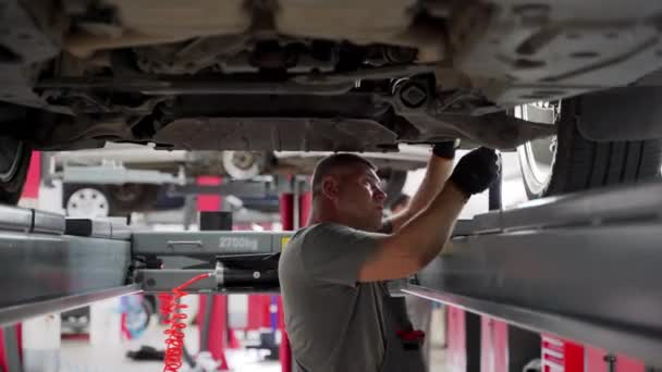 Trabalhador Profissional Usa Ferramenta Para Verificação Alinhamento Pneus Garagem Auto — Vídeo de Stock