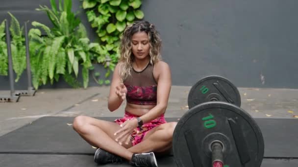 Athletischer Durchtrainierter Körperbau Mit Gesundem Gewichtsmanagement Fit Frau Entspannt Nach — Stockvideo