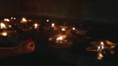 Alevler yanıp sönüyor, el yeni lambalar yakıyor, aydınlanma, uyum. Vesak gecesinde Budist tapınağında geleneksel gaz lambaları yakılıyor. Ruhani ritüeller yerine getirilir, dindarlar barışçıl bir kutlama için toplanır..