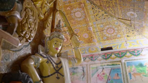 Традиционное Искусство Украшает Стены Потолок Яркими Красками Узорами Статуя Золотого — стоковое видео