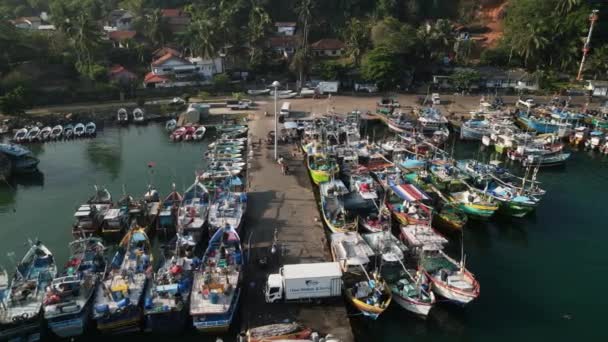 Balıkçılar Ağları Hazırlar Denize Açılmak Için Hazırlanırlar Hareketli Limanın Havadan — Stok video