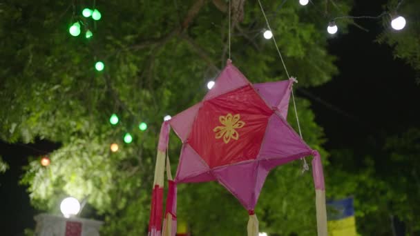 Decorações Tradicionais Criando Ambiente Sereno Vibrante Para Festival Religioso Noite — Vídeo de Stock