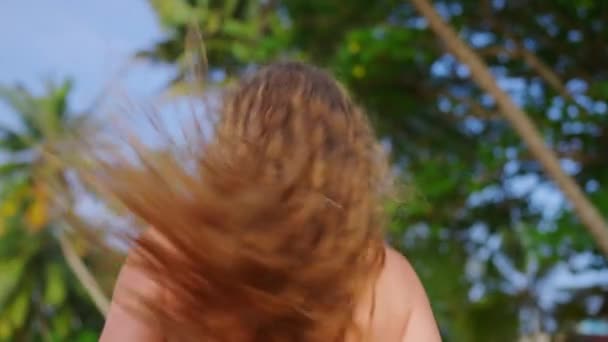 Mulher Atraente Com Cabelo Ondulado Fluindo Andando Praia Tropical Convida — Vídeo de Stock