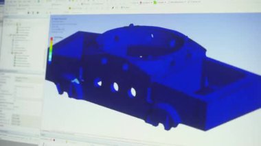 2021-09-23 - Mariupol, Ukrane. Magma fabrikası. Ekranda 3D model analizi, karmaşık parça değerlendirmesi, sonlu element yöntemi, stres görselleştirme, dinamik simülasyon endüstriyel tasarım incelemesi.