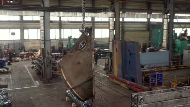 2021 Мариуполь Украина Фабрика Магмы Работники Защитном Снаряжении Эксплуатируют Оборудование — стоковое видео