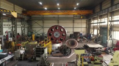 2021-09-23 - Mariupol, Ukrane. Magma fabrikası. Ağır ekipman fabrikasındaki endüstriyel makinelerin hava görüntüsü, işçiler ekipmanları çalıştırıyor, montajda kullanılan hassas metal parçaları..