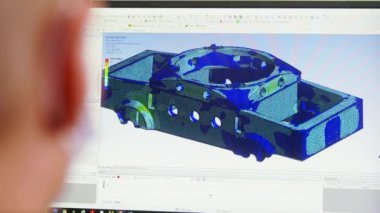 2021-09-23 - Mariupol, Ukrane. Magma fabrikası. Yapısal simülasyon için 3D CAD modeli, tasarım doğrulaması. Mühendis, FEA yazılımını kullanarak metal parçasındaki stres testini analiz ediyor..