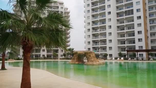 2021 Iskele Noord Cyprus Caesar Resort Palmboom Schaduwen Zwembad Modern — Stockvideo