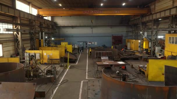 2021年9月23日 乌克兰的Mariupol 岩浆工厂 焊接工和机械师操作设备 为建筑制造部件 工业工人在重型机械车间制造金属零件 — 图库视频影像