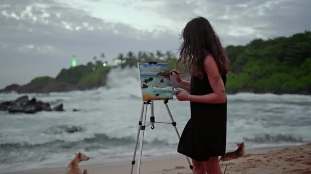 Las Olas Chocan Mujer Pinta Sobre Lienzo Captura Esencia Naturaleza — Vídeo de stock