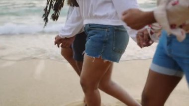 LGBTQ grubu, kıyı yürüyüşünün, kapsamlı tatil sahnesinin tadını çıkarıyor. Çeşitli arkadaşlar sahilde el ele tutuşup kumsalda dalgalar halinde geziniyorlar. Vücut pozitifliği, yazın özgürlük, günlük kıyafetler..