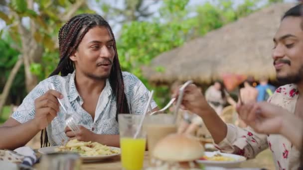 Skupina Lgbtq Užívá Pozdní Snídani Konverzaci Multikulturní Přátelé Smějí Jedí — Stock video