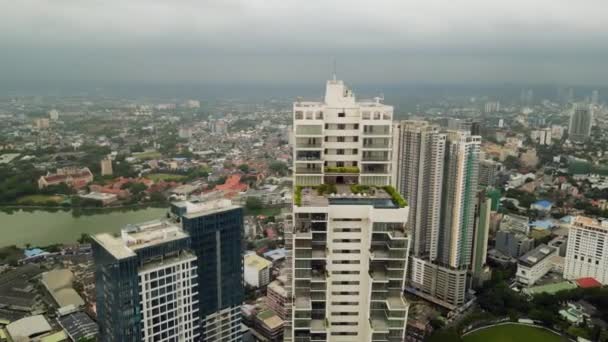 现代建筑顶部的绿色空间融合了可持续的生活和城市宁静的撤退在下面繁忙的街道上 设有天台花园的高层建筑物的空中视频城市景观 — 图库视频影像