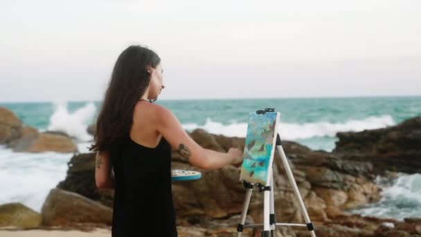 Waves Crash Kobieta Sukience Casual Cieszy Malarstwo Hobby Przechwytuje Piękno — Wideo stockowe