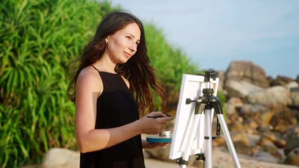 Sesión Creativa Pintura Aire Libre Por Océano Mujer Artística Pinta — Vídeo de stock