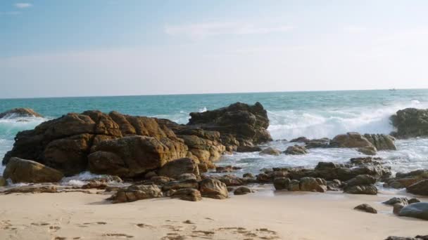 Klarer Blauer Himmel Gischt Natürliche Küstenlandschaft Wellen Krachen Gegen Felsen — Stockvideo