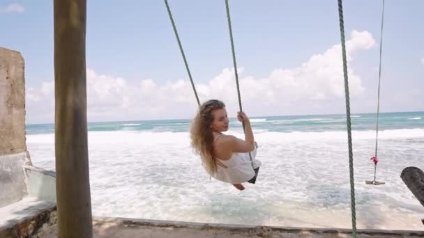 Ontspannende Moment Aan Zee Speelse Vrijetijdsbesteding Vrouw Zwaait Graag Oceaangolven — Stockvideo