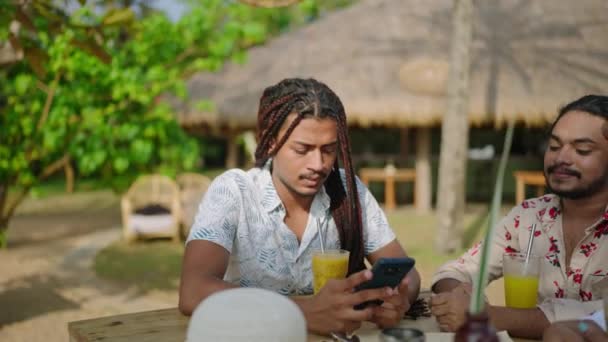 Grup Tropikal Ortamda Takılır Gelişigüzel Bir Ortam Bağlı Paylaşımcı Bir — Stok video