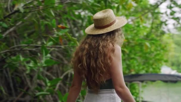 Natuurliefhebber Verkent Wetlands Begint Aan Een Eco Tour Vrouw Stro — Stockvideo