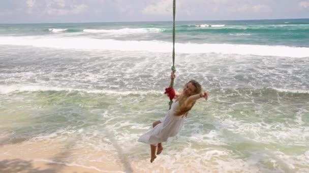 해변에서 신혼여행 그네에 드레스를 여자는 청록색 즐긴다 낭만적 바다로 케어프리 — 비디오