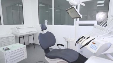Profesyonel modern ekipmanlarla stomatoloji ofisinde dişçi koltuğu. Dişçilerin ofis içi modern sandalye ve özel diş aletleriyle dolu. Modern diş kliniği. Stomatoloji kavramı.