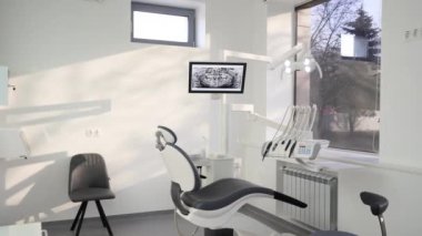 Profesyonel modern ekipmanlı diş hekimliği. Diş ünitesi, sandalye ve profesyonel ekipmanlarıyla boş minimalist stomatoloji ofisi. Tıbbi klinikte diş hekimi koltuğu. Diş hekiminin işyeri.