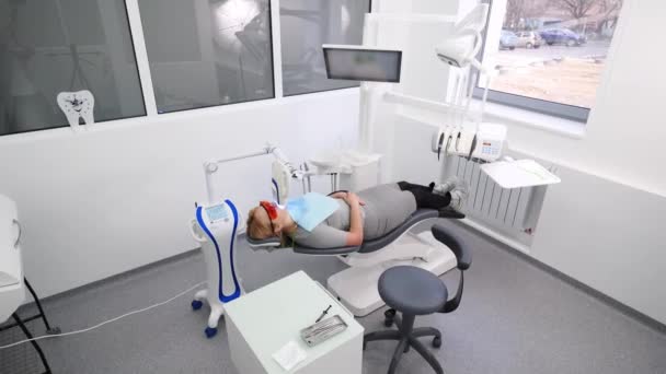 Profesjonalna Procedura Wybielania Zębów Nowoczesnej Klinice Stomatologicznej Pacjentka Podczas Wybielania — Wideo stockowe