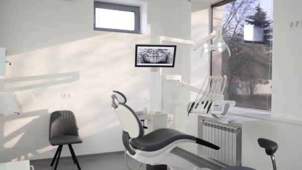 牙科诊所配备现代化的专业设备 空旷简约的口腔科办公室 配备牙科 椅子和专业设备 诊所的牙科椅子 牙医工作场所 — 图库视频影像