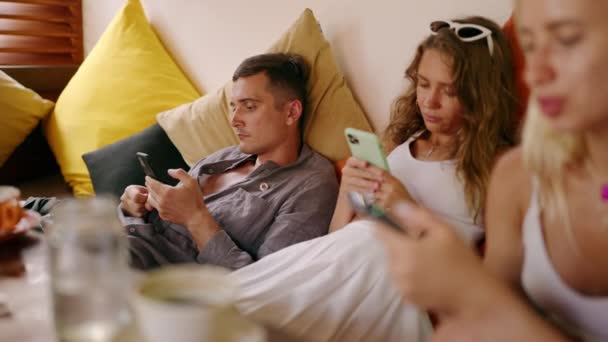 Ομάδα Διαφορετικών Φίλων Που Κάθονται Χρησιμοποιώντας Smartphones Στο Καφέ Νέοι — Αρχείο Βίντεο