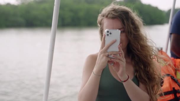 환경에서 디지털 기술에 크루즈 스마트 폰에서 곱슬머리 여성의 진정한 즐긴다 — 비디오