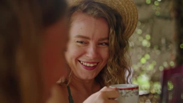 Conversación Sorbe Bebida Aromática Taza Adornada Disfruta Naturaleza Mujer Sonriente — Vídeos de Stock